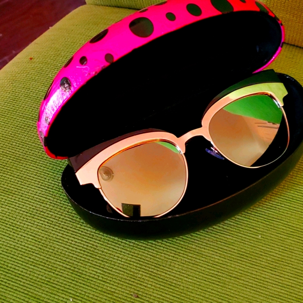 Cat eye sunglasses w/ case